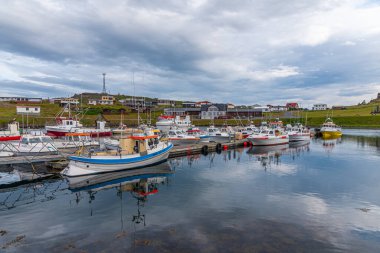 Djupivogur, İzlanda, 23 Ağustos 2020: Djupivogur kötü adamı İzlanda 'ya demir atan tekneler
