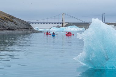 Jokulsarlon, İzlanda, 24 Ağustos 2020: İzlanda 'da Jokulsarlon gölünde amon buzdağlarında kayak yapmak