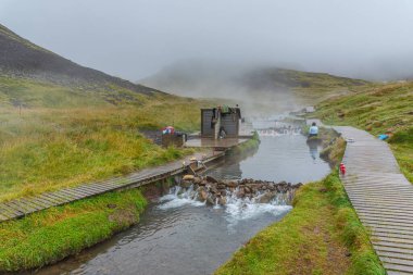 Reykjadalur, İzlanda, 30 Ağustos 2020: İzlanda 'daki Reykjadalur vadisinde kaplıca