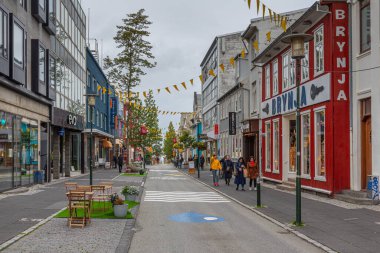 Reykjavik, İzlanda, 30 Ağustos 2020: Reykjavik, İzlanda 'nın merkezindeki Laugavegur Caddesi manzarası