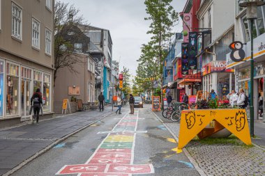 Reykjavik, İzlanda, 30 Ağustos 2020: Reykjavik, İzlanda 'nın merkezindeki Laugavegur Caddesi manzarası