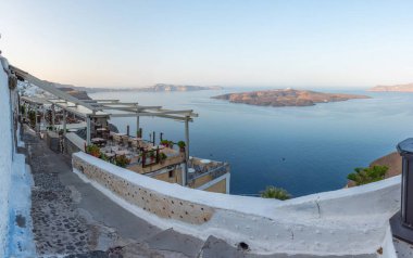 Santorini, Yunanistan, 25 Eylül 2020: Yunanistan 'ın Santorini adasındaki Imerovigli adasına yürüyüş