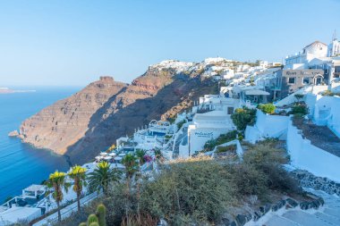 Santorini, Yunanistan, 25 Eylül 2020: Yunanistan 'ın Santorini kentindeki Skaros rock ve Imerovigli köyü