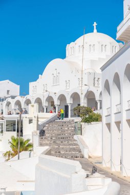 Santorini, Yunanistan, 25 Eylül 2020: Yunanistan 'ın Thira kentindeki Ortodoks Büyükşehir Katedrali