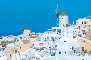 Santorini, Yunanistan, 25 Eylül 2020: Yunanistan 'ın Santorini adasındaki Oia köyü üzerinde popüler görüş