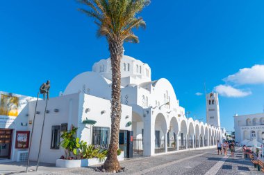 Santorini, Yunanistan, 25 Eylül 2020: Yunanistan 'ın Thira kentindeki Ortodoks Büyükşehir Katedrali