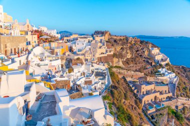 Santorini, Yunanistan, 25 Eylül 2020: Oia Şatosu ile Yunanistan 'ın Santorini adasında Panorama