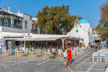 Mykonos, Yunanistan, 26 Eylül 2020: Yunanistan 'ın eski Mykonos kentindeki bir restoranda insanlar yemek yiyor