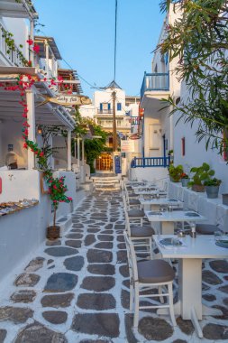 Mykonos, Yunanistan, 26 Eylül 2020: Yunanistan 'ın eski Mykonos kentindeki bir restoranda insanlar yemek yiyor