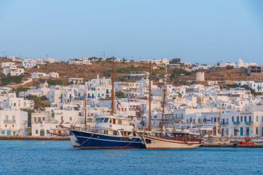 Mykonos, Yunanistan, 26 Eylül 2020: Yunanistan 'daki eski Mykonos limanının manzarası
