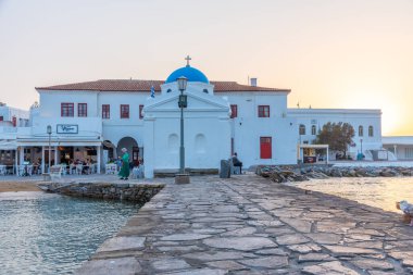 Mykonos, Yunanistan, 26 Eylül 2020: Yunanistan 'ın eski Mykonos limanındaki Agios Nikolaos Kilisesi