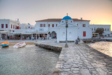 Mykonos, Yunanistan, 26 Eylül 2020: Yunanistan 'ın eski Mykonos limanındaki Agios Nikolaos Kilisesi