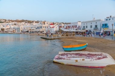 Mykonos, Yunanistan, 26 Eylül 2020: Yunanistan 'daki eski Mykonos limanının limanı