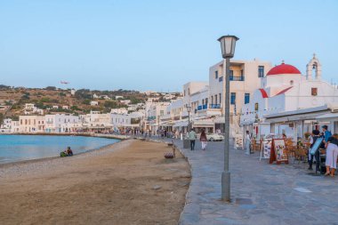 Mykonos, Yunanistan, 26 Eylül 2020: Yunanistan 'daki eski Mykonos limanının limanı
