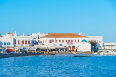 Mykonos, Yunanistan, 27 Eylül 2020: Yunanistan 'daki eski Mykonos limanının limanı