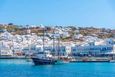 Mykonos, Yunanistan, 27 Eylül 2020: Yunanistan 'daki eski Mykonos limanının limanı