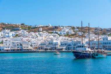 Mykonos, Yunanistan, 27 Eylül 2020: Yunanistan 'daki eski Mykonos limanının limanı