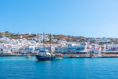 Mykonos, Yunanistan, 27 Eylül 2020: Yunanistan 'daki eski Mykonos limanına bakış