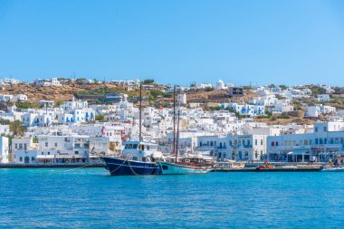 Mykonos, Yunanistan, 27 Eylül 2020: Yunanistan 'daki eski Mykonos limanına bakış