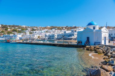 Mykonos, Yunanistan, 27 Eylül 2020: Yunanistan 'ın eski Mykonos limanındaki Agios Nikolaos Kilisesi