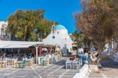 Mykonos, Yunanistan, 27 Eylül 2020: Yunanistan 'ın eski Mykonos kentindeki bir restoranda insanlar yemek yiyor