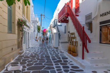 Mykonos, Yunanistan, 27 Eylül 2020: Yunanistan 'ın eski Mykonos kentindeki dar bir sokakta turist alışverişi