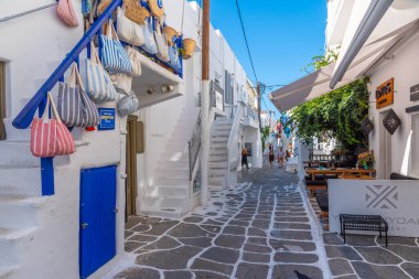 Mykonos, Yunanistan, 27 Eylül 2020: Yunanistan 'ın eski Mykonos kentindeki dar bir sokakta turist alışverişi