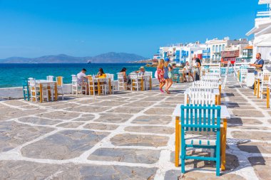 Mykonos, Yunanistan, 27 Eylül 2020: Yunanistan 'ın Mykonos kentinde Küçük Venedik' e bakan restoran
