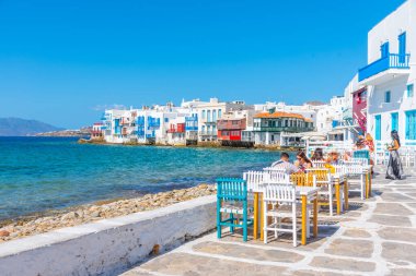 Mykonos, Yunanistan, 27 Eylül 2020: Yunanistan 'ın Mykonos kentinde Küçük Venedik' e bakan restoran