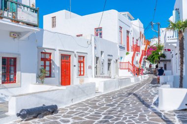 Mykonos, Yunanistan, 27 Eylül 2020: Yunanistan 'ın eski Mykonos kentindeki dar bir sokakta turist alışverişi
