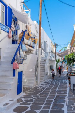 Mykonos, Yunanistan, 27 Eylül 2020: Yunanistan 'ın eski Mykonos kentindeki dar bir sokakta turist alışverişi