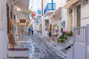 Mykonos, Yunanistan, 27 Eylül 2020: Yunanistan 'ın eski Mykonos kentindeki dar bir sokakta turist alışverişi