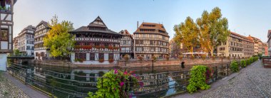 Strasbourg, Fransa, 21 Eylül 2020: Strazburg, Almanya 'da Petite France semtinde renkli evler