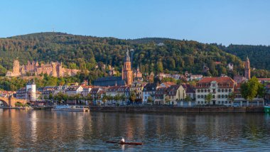Heidelberg, Almanya, 17 Eylül 2020: Neckar nehrinin arkasındaki Heidelberg Panoraması, Almanya