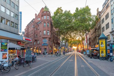 Karlsruhe, Almanya, 15 Eylül 2020: İnsanlar Almanya 'nın Karlsruhe kentinde yaz günü sokakta yürüyorlar