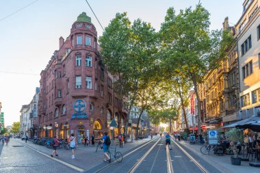 Karlsruhe, Almanya, 15 Eylül 2020: İnsanlar Almanya 'nın Karlsruhe kentinde yaz günü sokakta yürüyorlar