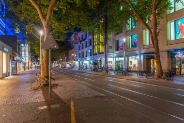 Karlsruhe, Almanya, 15 Eylül 2020: Almanya 'nın Karlsruhe kentindeki bir caddenin gece görüşü