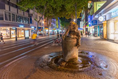 Karlsruhe, Almanya, 15 Eylül 2020: Almanya 'nın Karlsruhe kentindeki bir caddenin gece görüşü