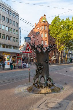 Karlsruhe, Almanya, 16 Eylül 2020: İnsanlar Almanya 'nın Karlsruhe kentinde yaz günü sokakta yürüyorlar