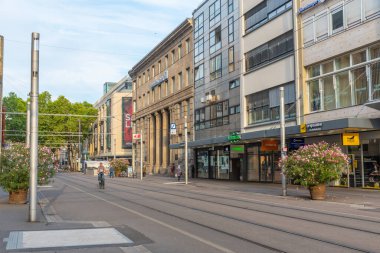 Karlsruhe, Almanya, 16 Eylül 2020: İnsanlar Almanya 'nın Karlsruhe kentinde yaz günü sokakta yürüyorlar