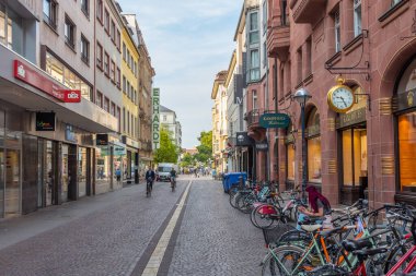 Karlsruhe, Almanya, 16 Eylül 2020: İnsanlar Almanya 'nın Karlsruhe kentinde yaz günü sokakta yürüyorlar