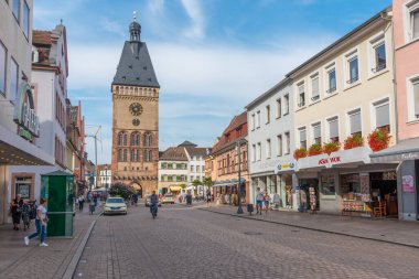 Speyer, Almanya, 16 Eylül 2020: Almanya 'nın Speyer kentindeki Maximilianstrasse' nin sonundaki Eski Kapı