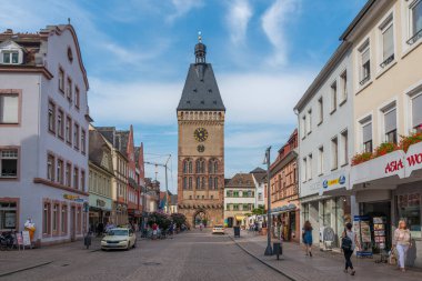 Speyer, Almanya, 16 Eylül 2020: Almanya 'nın Speyer kentindeki Maximilianstrasse' nin sonundaki Eski Kapı