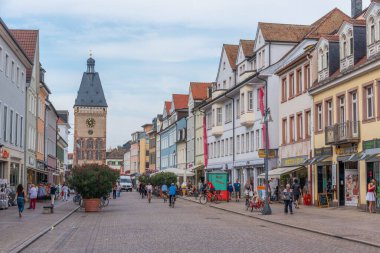 Speyer, Almanya, 16 Eylül 2020: Almanya 'nın Speyer kentindeki Maximilianstrasse' nin sonundaki Eski Kapı