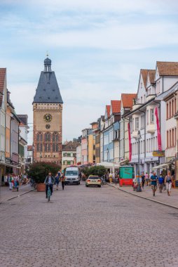 Speyer, Almanya, 16 Eylül 2020: Almanya 'nın Speyer kentindeki Maximilianstrasse' nin sonundaki Eski Kapı