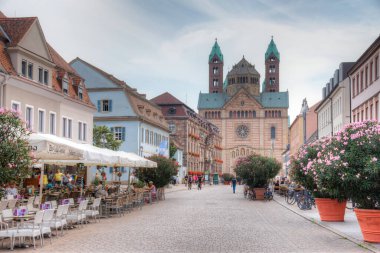 Speyer, Almanya, 16 Eylül 2020: Almanya 'nın Speyer kentindeki Maximilianstrasse' nin sonundaki katedralin görüntüsü