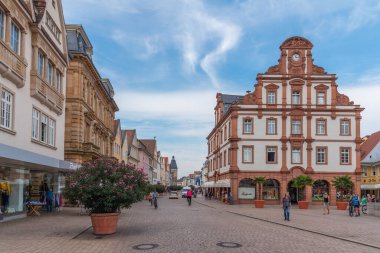 Speyer, Almanya, 16 Eylül 2020: Speyer, Almanya 'daki Maximilianstrasse' deki Eski Kapı ve Alte Munze binasının görüntüsü