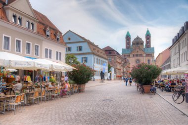 Speyer, Almanya, 16 Eylül 2020: Almanya 'nın Speyer kentindeki Maximilianstrasse' nin sonundaki katedralin görüntüsü