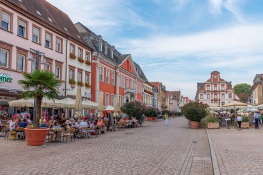 Speyer, Almanya, 16 Eylül 2020: Speyer, Almanya 'daki Maximilianstrasse' deki Eski Kapı ve Alte Munze binasının görüntüsü