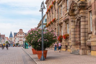 Speyer, Almanya, 16 Eylül 2020: Speyer, Almanya 'daki Maximilianstrasse' deki Eski Kapı ve Alte Munze binasının görüntüsü